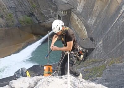 Essai de traction, contrôle des ancrages de confortement de blocs – NGE Fondations – Barrage de Cognet