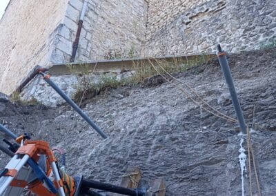 Essai de traction de contrôle sur soutènement de bâtiment historique – CAN – La Motte Chalencon